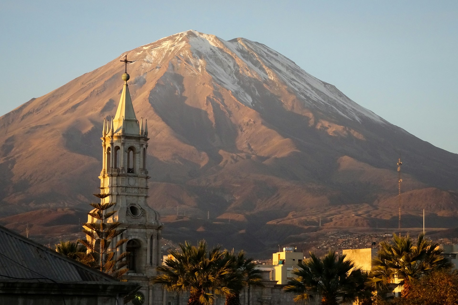 El volcán Misti sobre la ciudad de Arequipa